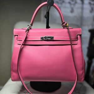 Hermès Kelly 35 bag in Rose Tyrien Epsom leather with palladium hardware. 